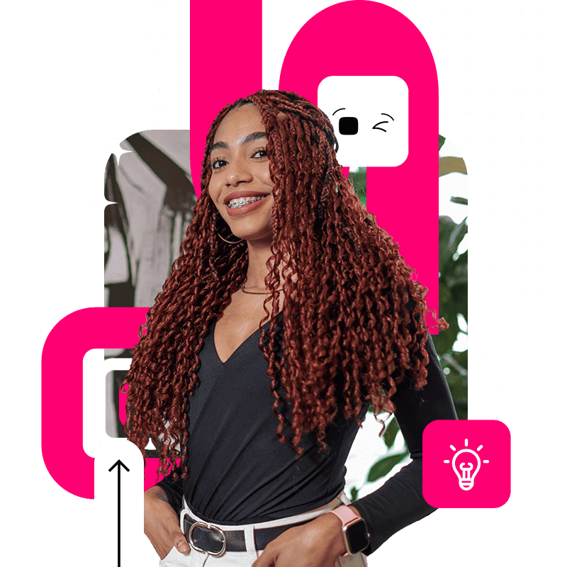Uma mulher negra com cabelos ruivos olhando para frente sorrindo