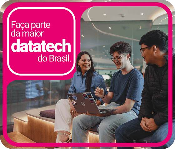 Um grupo de jovens sentados segurando um computador