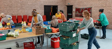 O que é economia solidária? Como adotar na empresa? thumbnail