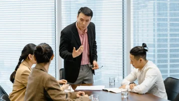 Entenda o conceito de ser líder ou chefe no mercado de trabalho thumbnail