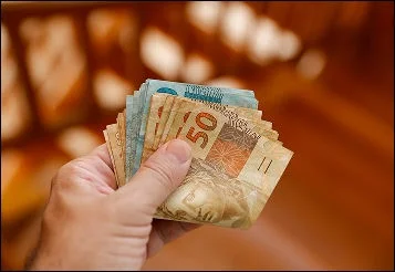 Renda e despesas: o equilíbrio que ainda desafia os brasileiros 