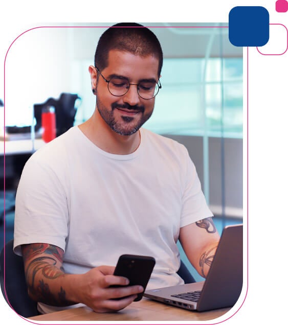 Homem usando celular representando a proteção contra perfil de contas laranja