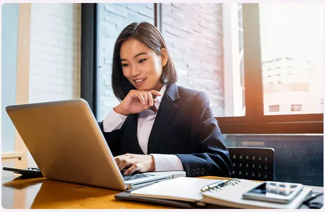 mulher usando computador