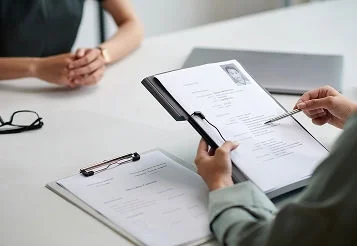 Como fazer um resumo profissional atrativo para seu currículo thumbnail