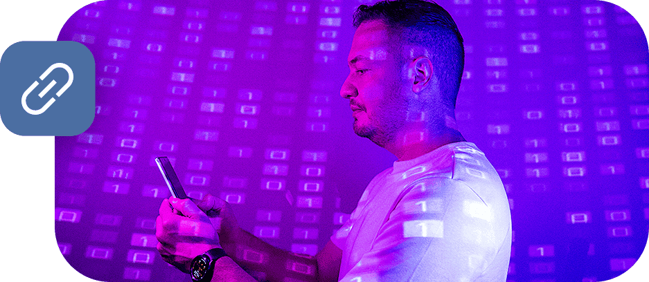 Homem usando camiseta branca, interagindo com smartphone em ambiente com hologramas de números binários e efeitos de luz azul e roxa, simbolizando tecnologia digital.