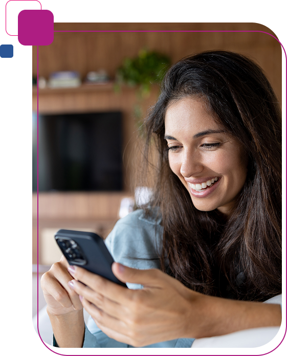 img mulher sorrindo e mexendo no celular