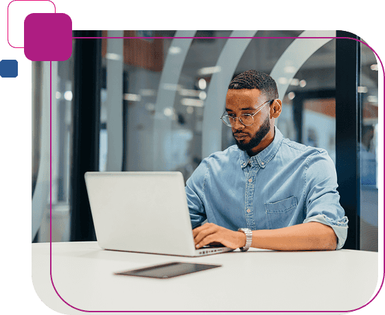 Homen negro mexendo no notebook representando, o risco cresceu e a responsabilidade também