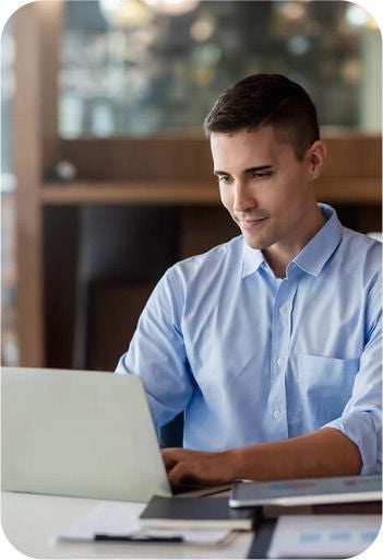 Homem sentado na frente do computador
