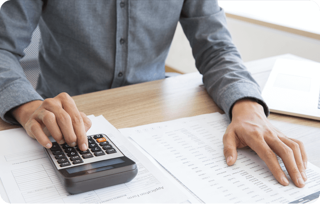 Home usando calculadora