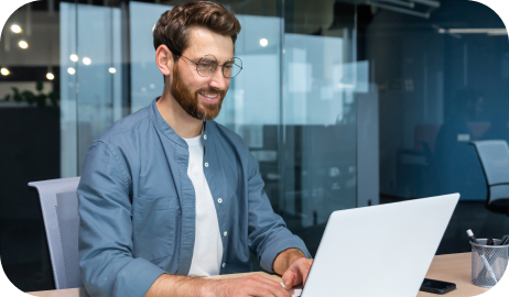 homem branco de óculos mexendo no computador, representando restrições e antecedentes