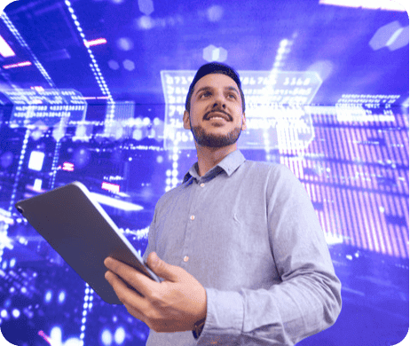 Homem sorridente segurando um tablet em um ambiente com efeitos visuais de tecnologia digital e conectividade, simbolizando inovação e tendências em tecnologia.