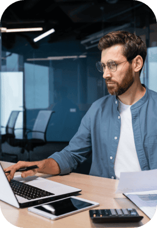 homem digitando em notebook