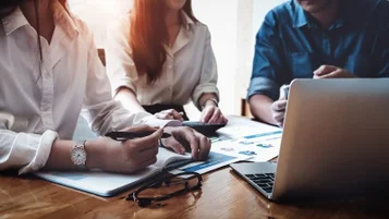 Sell in e sell out: o que são esses conceitos no marketing? thumbnail