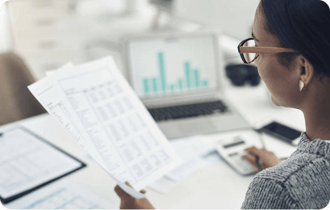 Uma mulher segurando folhas de papel