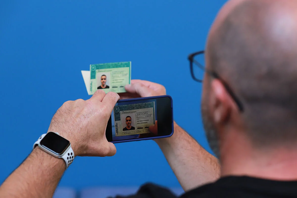 Homem fazendo verificação de documento com celular
