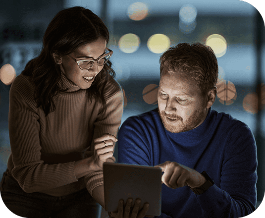 Homem e mulher mexendo no tablet