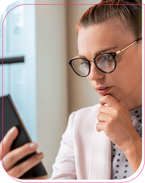 Mulher de óculos com o celular na mão, representando o fenômeno do perfil laranja