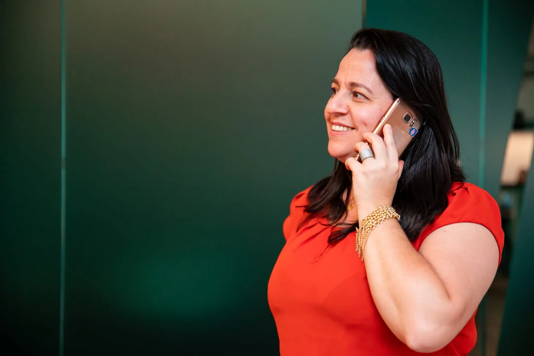 Mulher conversando ao telefone