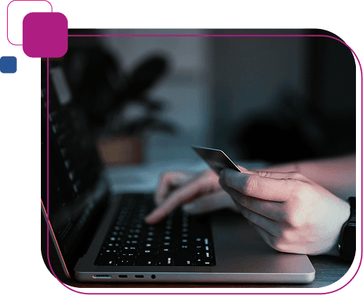 maos mexendo no notebook e segurando um cartão representando o Valida cartão da Serasa Experian