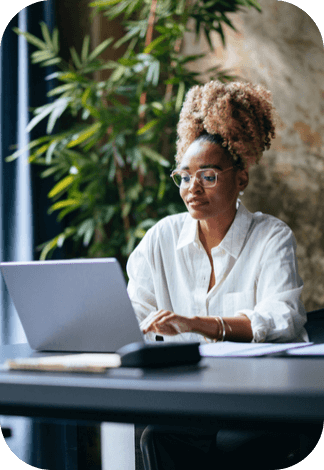 mulher digitando em um notebook