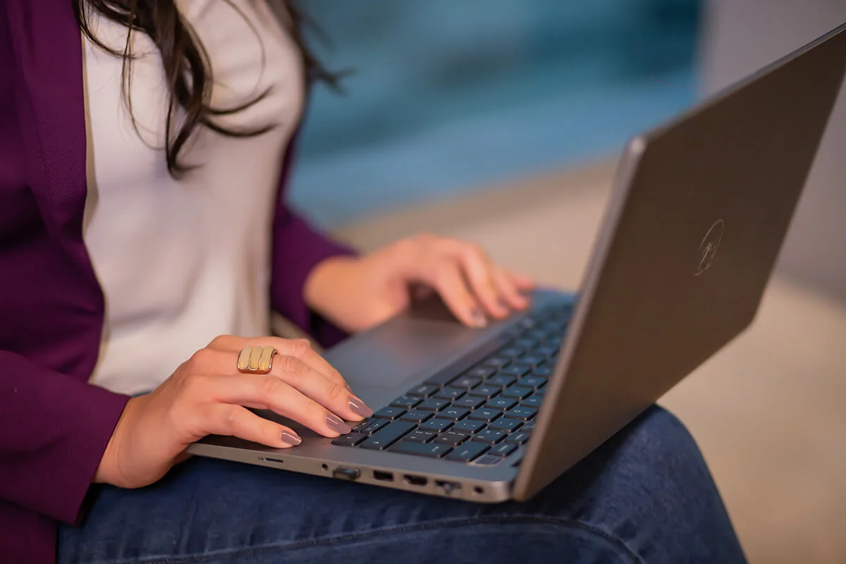 Mulher usando computador para estudos de público-alvo