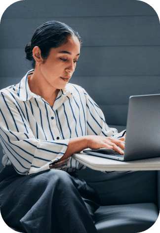 mulher olhando para o notebook e digitando