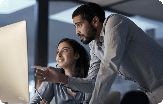 Um homem e uma mulher utilizando um computador