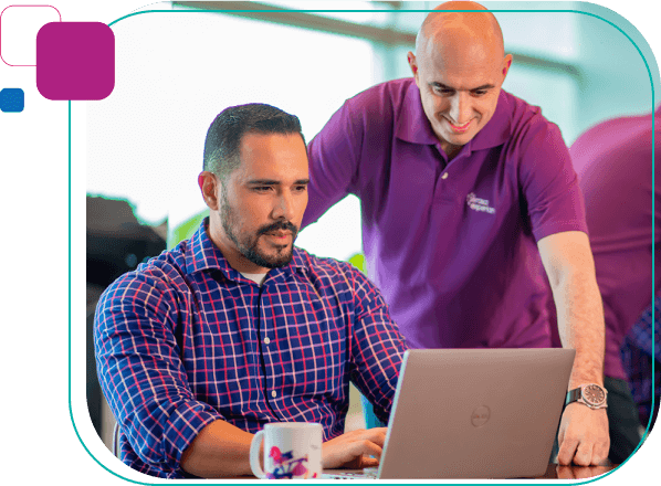Dois homens olhando para um computador