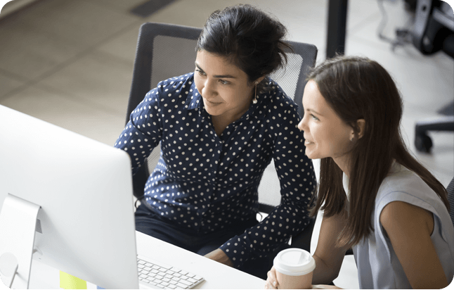 Duas mulheres utilizando um computador