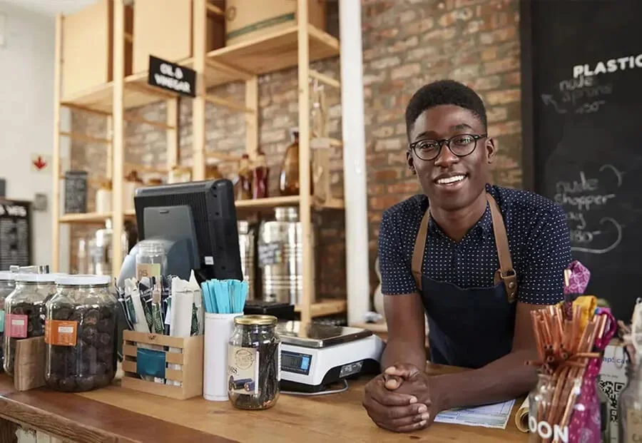 homem atras de um balcão