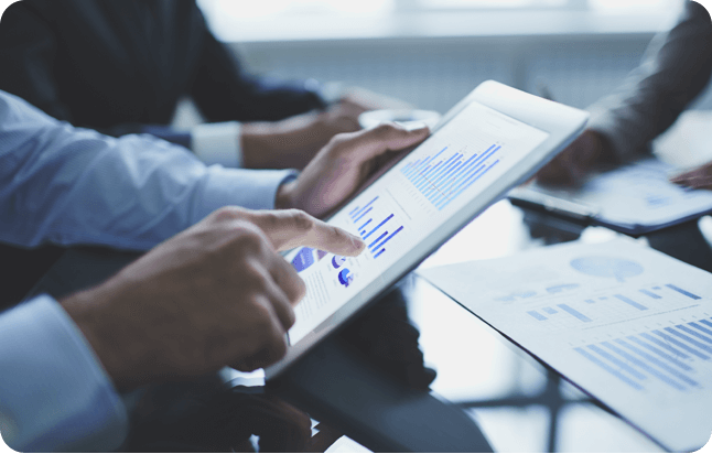 Home segurando tablet