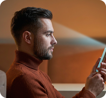 Homem fazendo biometria facial com o celular