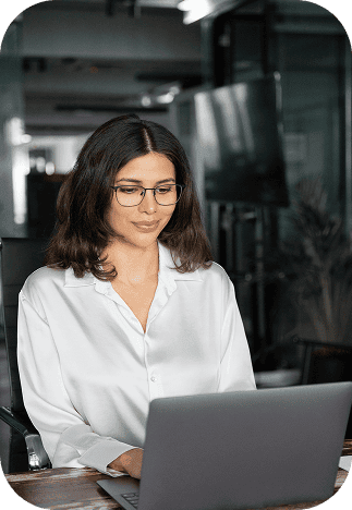 mulher olhando para o notebook