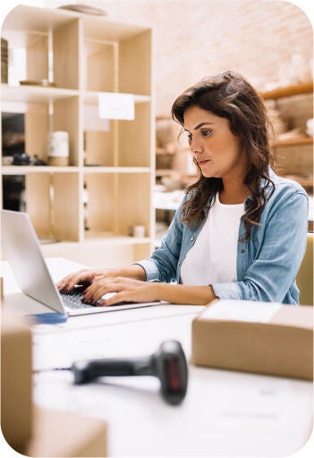Uma mulher sentada na frente do computador