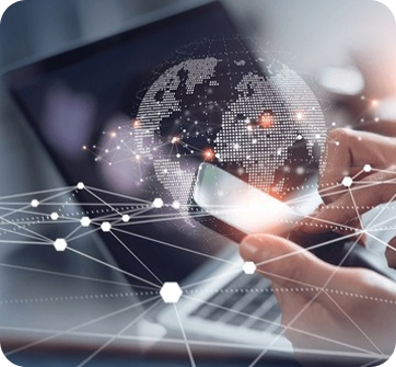 Mão tocando tela com holograma de globo digital e rede de conexões, simbolizando tecnologia, dados e comunicação global em um ambiente moderno de computação