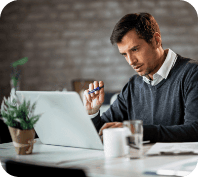 Homem utilizando o notebook