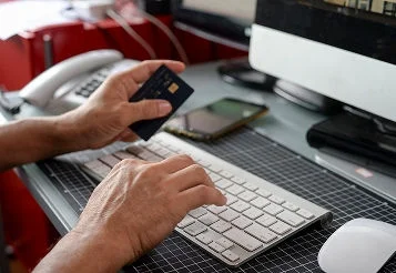 Donos de lojas virtuais: conheça os golpes mais comuns no e-commerce thumbnail