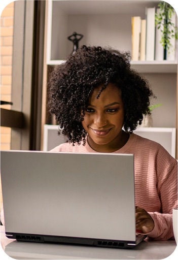 Mulher na frente de um computador