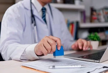 Descontaram o atestado médico do meu salário. Veja o que a lei diz