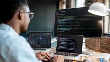 Profissão Programador: o que faz, quanto ganha e como começar na área thumbnail