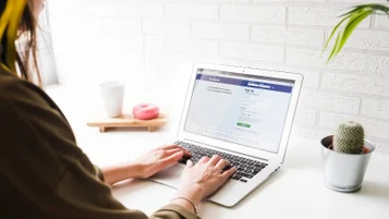 Como acessar e usar a Biblioteca de Anúncios do Facebook thumbnail