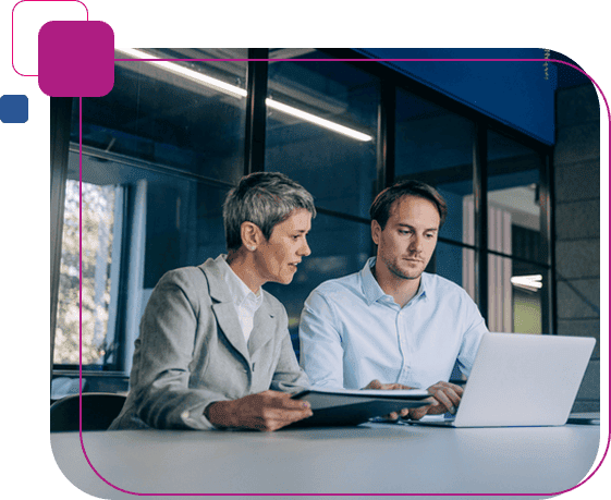 Mulher com caderno na mão e homem mexendo em notebook representando , pra quem é e porque importa