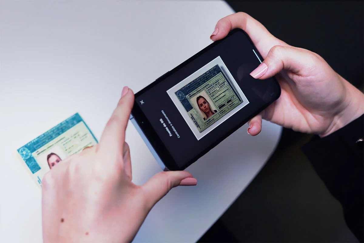 Mulher fazendo verificação de documento com celular