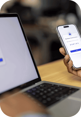 segurando um celular