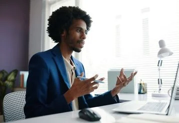 Você sabe o que é um pitch de vendas? Aprenda a fazer um! thumbnail