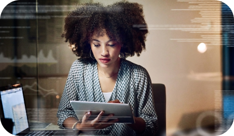 Mulher negra com tablet na mão representando a verificação de dados