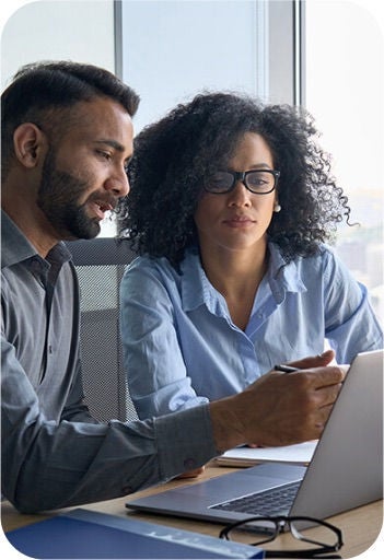 Uma mulher e um homem na frente de um computador
