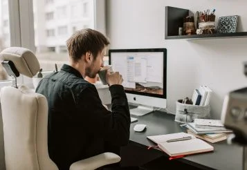 Banco de horas: como funciona, o que diz a lei e vantagens