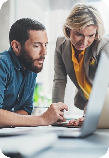 Uma mulher e um homem na frente de um computador