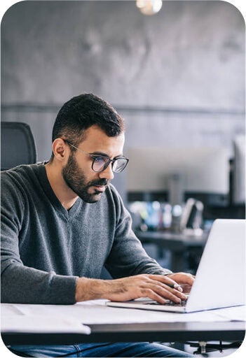 Um homem na frente de um computador